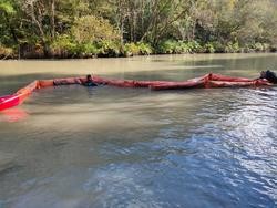 Instalación de barreiras no río Eume, onde verteduras obrigaron a prohibir o consumo de auga en Pontedeume / Xunta.