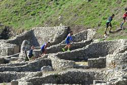 Participantes no Trail do Tegra pasando polos muros do castro / Santiago Vaz Lomba - Rede do Patrimonio de Galicia