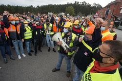 O presidente do comité de empresa da planta de Alcoa en San Cibrao, José Antonio Zan (2d), fala a través dun megáfono durante unha nova manifestación convocada polo Comité a 17 de outubro de 2020.. Carlos Castro - Europa Press
