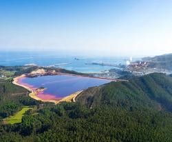 Balsa de lodos de Alcoa en San Cibrao. ADEGA / Europa Press