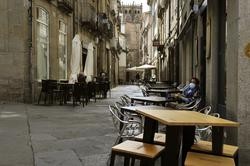 Unha muller sentada nunha terraza do barrio do Couto de Ourense / Rosa Veiga - Europa Press.