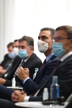 O presidente do Goberno, Pedro Sánchez, ao carón de Feijóo no acto de clausura do II Foro A Toja. Moncloa - Arquivo