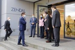 O ministro de Sanidade, Salvador Illa, visita as instalacións do Grupo Zendal, no Polígono Industrial A Relva, en Porriño, Pontevedra, Galicia (España), a 5 de novembro de 2020.. Marta Vázquez Rodríguez - Europa Press / Europa Press