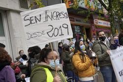 Traballadores de axencias de viaxe sosteñen pancartas maletas como signo de protesta nunha manifestación pola situación do sector.. Álvaro Ballesteros - Europa Press / Europa Press