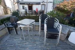 Terrazas recollidas nun establecemento o mesmo día da entrada en vigor de novas restricións impostas pola crise do Covid-19 no municipio de Vilalba, Lugo, (España), a 21 de novembro de 2020. Entre as medidas, ademais do peche perimetra. Carlos Castro - Europa Press / Europa Press