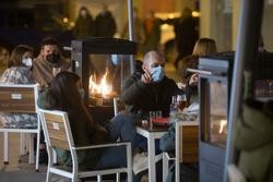 Cidadáns na terraza dun bar de Lugo a 12 de decembro de 2020 / Carlos Castro - Europa Press.