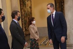 Feijóo co rei Felipe VI nun acto da RAE en Madrid / Xunta.
