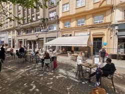 Dous locais de hostalaría da praza de Vigo. CAFETERIAS HERCULINAS - Arquivo / Europa Press