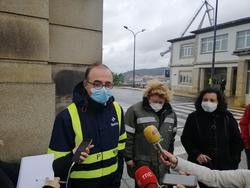 Os sindicalistas ofrecen declaracións aos medios ás portas do estaleiro de Navantia / Europa Press