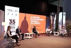 As alcaldesas de Lugo e A Coruña,  Lara Méndez e Inés Rey; xunto ao alcalde de Santiago, Xosé Sánchez Bugallo; a concelleira Mercedes Ronsón; e a directora xeral de Patrimonio Cultural da Xunta de Galicia / Xaime Cortizo.  Europa Press