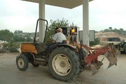 Tractor antigo nunha gasolineira. UNIUNA DE LLAURADORS - Arquivo / Europa Press