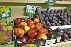Froita variada: caixa de mazás, caixa de ciruelas e caixa de mangos nun mercado de Madrid.. Óscar Canas - Europa Press - Arquivo