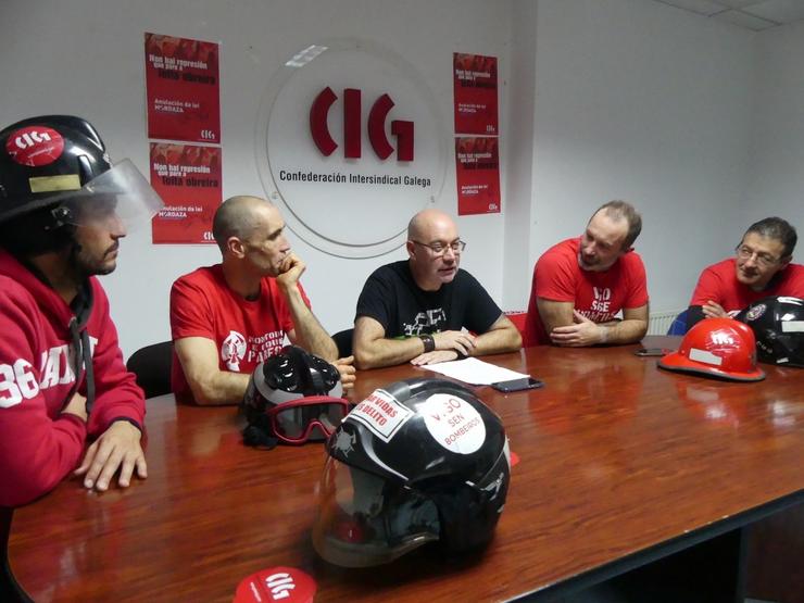 O secretario comarcal da CIG en Vigo, Alberto Gonçalves, e unha representación dos bombeiros da cidade.. CIG-VIGO