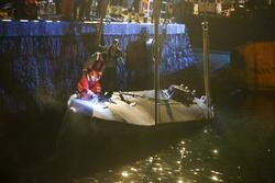 Axentes da Policía e da Garda Civil subidos no narcosubmarino afundido o pasado fin de semana á entrada da ría de Aldán, en Cangas (Pontevedra) no momento no que estaba a ser reflotado por dous grandes guindastres. Trátase do primeiro nar. Marta Vázquez Rodríguez - Europa Press - Arquivo / Europa Press