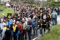 Manifestación en Teo contra o baleirado da lagoa da canteira de Casalonga / CASALONGA LIMPA DE RESIDUOS - Arquivo.