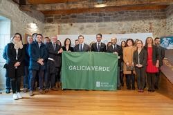 O presidente da Xunta, Alberto Núñez Feijóo, e a conselleira de Medio Ambiente, Ángeles Vázquez, xunto a outras personalidades, no acto de presentación da Bandeira Verde de Galicia / Europa Press