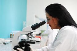 Unha muller traballando nun laboratorio.