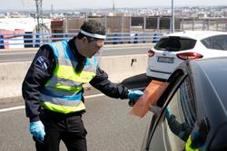 Control policial de tráfico na Coruña para evitar que a xente se salte o confinamento polo estado de alarma / Concello da Coruña.