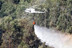 Un helicóptero en un incendio forestal. MARTA VÁZQUEZ/EUROPA PRESS - Arquivo