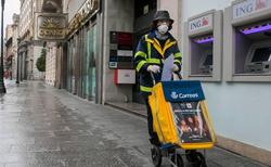 Unha carteira de Correos percorrendo unha rúa / EFE