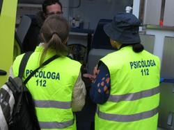 Equipo de psicólogas do GIPCE atendendo a unha persoa / COLEXIO OFICIAL DE PSICOLOXÍA DE GALICIA - Arquivo