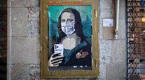 O cadro da Gioconda actualizado aos tempos que corren, cun móbil na man e unha máscara na cara