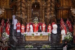 O arcebispo de Santiago de Compostela, Julián Barrio, celebra a misa da Ofrenda na igrexa de San Martín Pinario en 2019. César Arxina - Europa Press - Arquivo