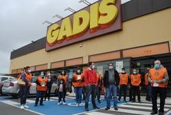 Concentración de gandeiros de Xinzo ante un supermercado Gadis / Unións Agrarias