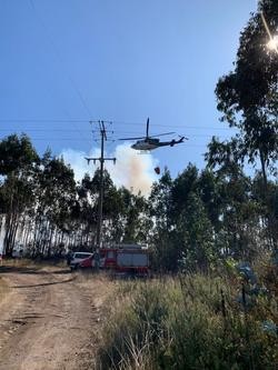 Helicóptero de extinción traballa nun incendio forestal en Culleredo (A Coruña).. CONCELLO DE CULLEREDO - Arquivo / Europa Press