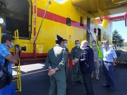 O delegado do Goberno, Javier Losada, visita un avión anfibio contra incendios no aeródromo militar de Santiago / Europa Press