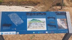 Panel da salina do Seixal, na Guarda, riscado para borrar o galego / Concello da Guarda