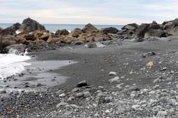 Praia de area negra non volcánica en Teixidelo/xeoparque ortegal