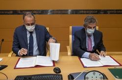 O conselleiro de Sanidade, Julio García Comesaña, e o director xeral do Hospital Clínic de Barcelona, Josep María Campistol Plana, asinan un convenio de colaboración para a aplicación e desenvolvemento da tecnoloxía Cart-T en Galicia / Xunta de Galicia.