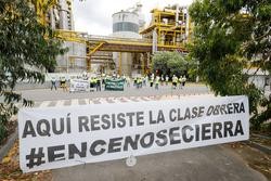 Os traballadores de Ence concéntranse detrás dunha pancarta. Marta Vázquez Rodríguez - Europa Press - Arquivo