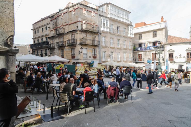 Grupos de comensais sentados nunha terraza dun establecemento, a 23 de outubro de 2021, en Vigo.. Marta Vázquez Rodríguez - Europa Press / Europa Press