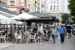 Varias persoas na terraza dun bar na Coruña / M. Dylan - Arquivo