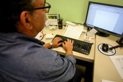 Arquivo - Un home escribe co teclado do seu computador, mentres traballa no despacho da súa oficina.. Ricardo Rubio - Europa Press - Arquivo / Europa Press