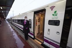 Unha azafata nas portas do tren que vai efectuar unha viaxe polo novo tramo de alta velocidade Pedralba de la Pradería-Ourense / EP