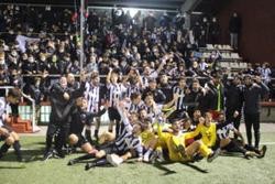 Plantilla do Victoria celebrando o pase á primeira ronda da Copa do Rei./ Victoria CF