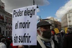 Un home cun cartel no que se le: `Poder elixir o morrer sen sufrir´ durante unha concentración de Dereito a Morrer Dignamente na Porta do Sol, en Madrid (España), a 18 de marzo de 2021 / Marta Fernández Jara - Europa Press - Arquivo