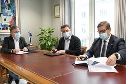 O presidente da Deputación da Coruña, Valentín González Formoso, e o reitor da UDC, Julio Abalde, asinan un convenio de colaboración / Deputación da Coruña.