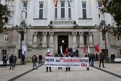 Delegados da CIG concéntranse coincidindo co xuízo por despedimento de tres traballadores do Banco Santander e delegados deste sindicato. CIG