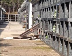 Varios cadaleitos no chan e nichos estragados no cemiterio de Castiñeiras, en Ribeira / cedida