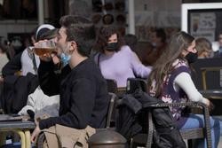 Varias persoas na terraza dun restaurante durante o primeiro día da apertura parcial da hostalaría en Santiago de Compostela, a 26 de febreiro de 2021 / Álvaro Ballesteros - Europa Press.