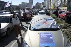 Varias persoas participan nunha caravana de vehículos convocada polo BNG para reivindicar a rebaixa das peaxes na AP-9, na Coruña / M. Dylan - Europa Press.