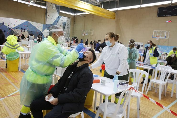Un traballador sanitario realiza un test de covid a un estudante da Universidade de Vigo. Marta Vázquez Rodríguez - Europa Press / Europa Press