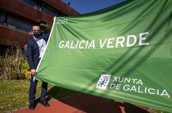 Director do IET coa bandeira verde / CONCHI PAZ - Xunta de Galicia - Arquivo.