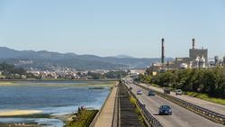 A fábrica de Ence situada á beira da ría de Pontevedra, separadas pola estrada que une Pontevedra con Marín / Europa Press. 