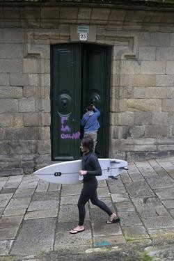 Arquivo - O coidador da Casa Cornide e testemuña do Franco no xuízo pola súa ocupación por nove activistas en 2017, pecha a porta do inmoble, situado na Coruña. M. Dylan - Europa Press - Arquivo / Europa Press