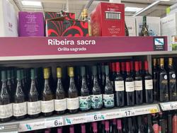 Cartel de viños "Orilla sagrada" nun supermercado Carrefour da Coruña/Twitter-@nelaguinho
